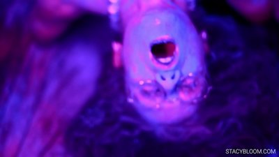 Երեխան ձեռնաշարժությամբ զբաղվում է տեսախցիկի առաջ և ինքն իրեն հասցնում օրգազմի.